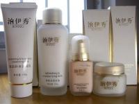 上海市悅美紅妝化妝品低價(jià)批發(fā)信息\n\n本文簡(jiǎn)要介紹上海悅美紅妝公司提供的低價(jià)批發(fā)化妝品業(yè)務(wù)，該企業(yè)為精細(xì)化學(xué)品行業(yè)中的知名商家，其產(chǎn)品已在世界工廠網(wǎng)中國產(chǎn)品信息庫展示。此次主要目錄 積極擴(kuò)張 各大類型單價(jià)優(yōu)勢(shì)明顯；護(hù)膚套件和彩妝組裝靈活選擇多樣性保障售賣促銷適應(yīng)力；實(shí)時(shí)數(shù)據(jù)管理，物美價(jià)平價(jià)獲取必備；并展示部分性價(jià)比極高單品 植物草本保濕清新醒膚面膜和香水系列，更有復(fù)購原高層獲得豐厚好處送。“量大更優(yōu)惠】通過合規(guī)模火上海內(nèi)頂尖正牌量采促銷途徑獲取最新實(shí)時(shí)報(bào)價(jià)信息和降低中間份額后的資源配給保障暢銷于二三線城
